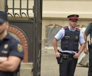 En varios centros de votación la policía de España decomisó las papeletas y urnas, otros centros fueron cerradados por la fuerza. Foto: AFP