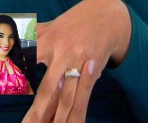 Carolina muestra su anillo de compromiso.