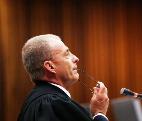 Tensión en el caso Pistorius: el fiscal no detiene su 'tortura'