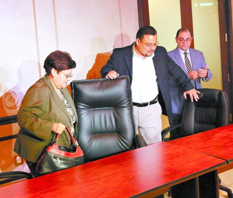 Policías al servicio de maras intimidan a la Comisión de Depuración Policial