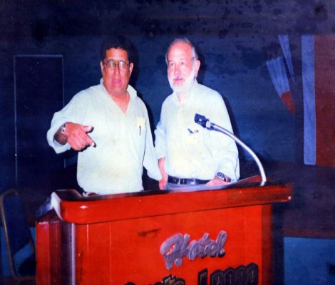 En su billetera guarda un dólar que le dio una niña por tratar a su madre