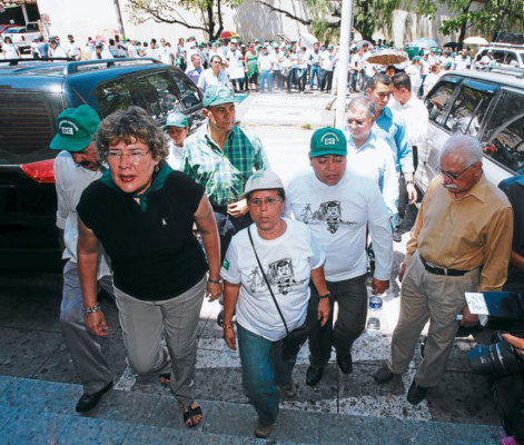 Con plantón ante MP piden justicia por crimen de Landaverde