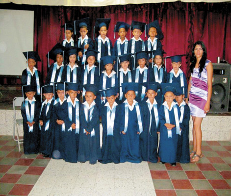 Con apoyo de iglesias forman a niños pobres