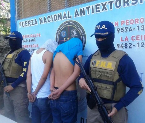 Capturan a dos menores por extorsión