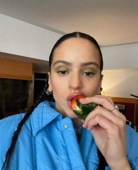 Ama las motos, el flamenco y la moda: datos que no conocías sobre Rosalía