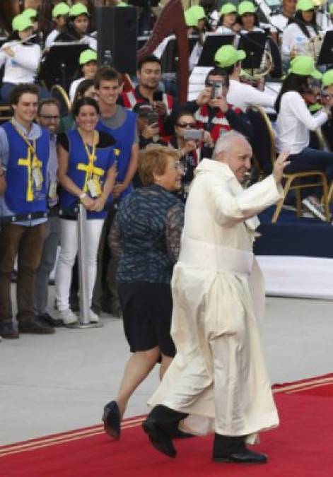 FOTOS: Así fue la llegada del papa Francisco a Chile