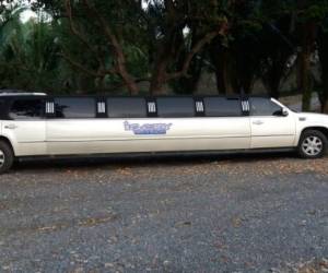 La lujosa limusina fue asegurada ayer por el Ministerio Público en Punta Gorda, Roatán. El vehículo pertenece al argentino Franco Lombardi.