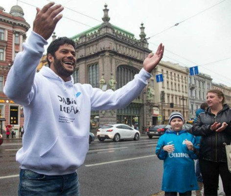 Brasileño Hulk baila en las calles de San Petersburgo para ayudar a un niño con cáncer