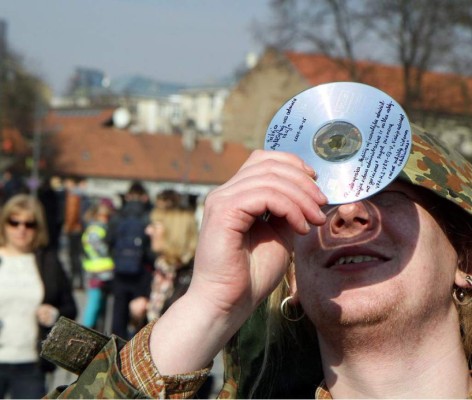 Un eclipse total brilla sobre las islas árticas de Svalbard