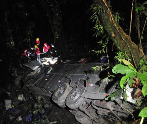 Reportan 54 muertes en Brasil al caer bus en precipicio