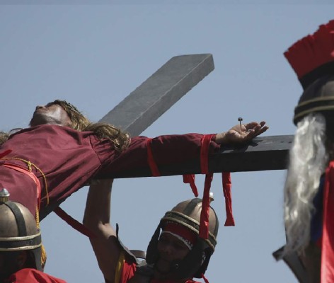 Filipinos se hacen crucificar en Viernes Santo