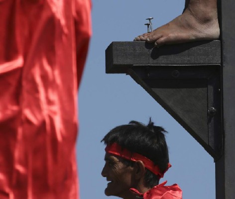 Filipinos se hacen crucificar en Viernes Santo
