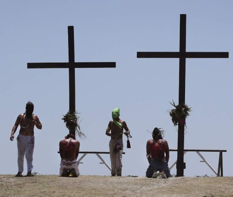 Filipinos se hacen crucificar en Viernes Santo