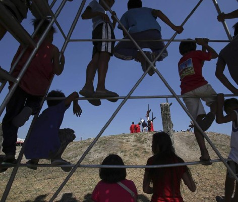 Filipinos se hacen crucificar en Viernes Santo