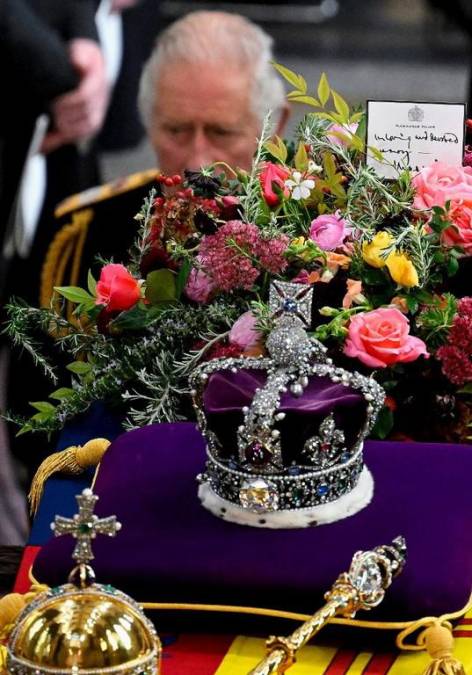 Desmayos, flores y mascotas: Lo que no se vio en televisión del funeral de la reina Isabel II