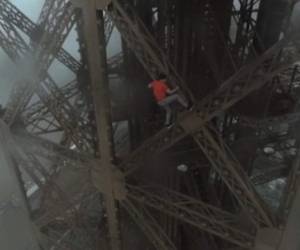 Tres rusos escalaron la torre Eiffel.