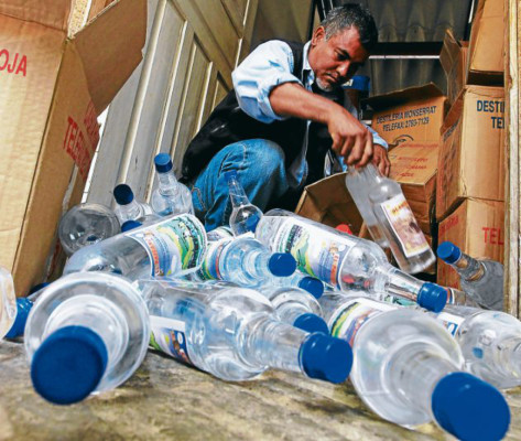 Juzgado de Policía decomisa 600 litros de licor adulterado