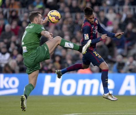 Triplete de Messi permite al Barcelona seguir al acecho del Real Madrid