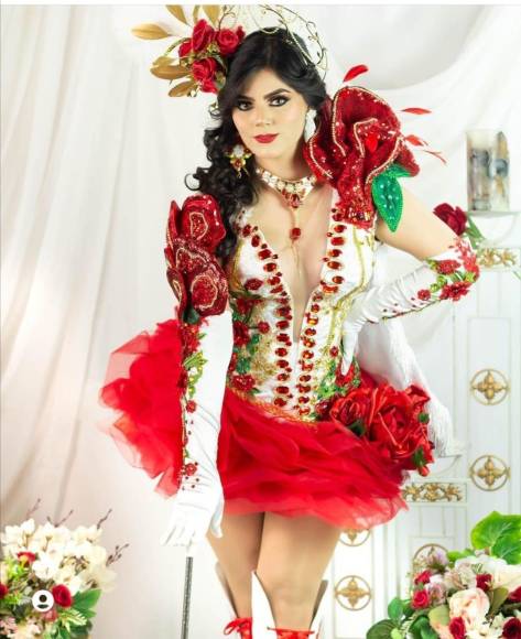 Deslumbrantes y llamativos son los trajes de las palillonas de Danlí