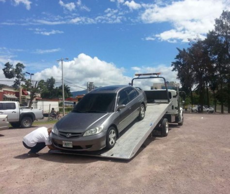 Decomisados cien carros por estacionarse mal