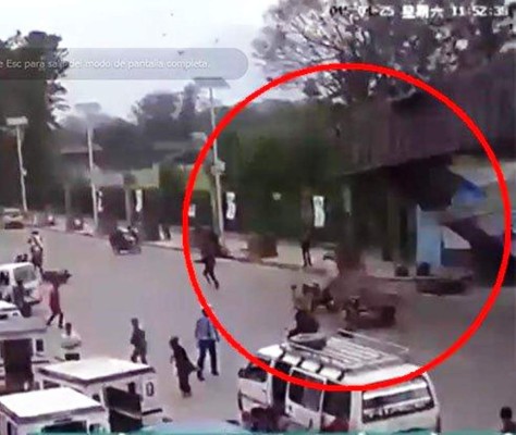 Video muestra derrumbe aplastando gente en Nepal