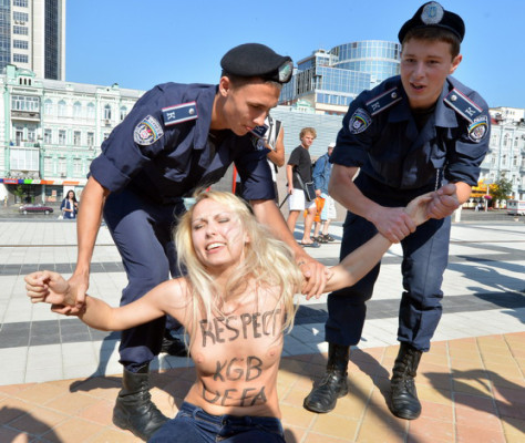 Mujeres protestan en 'top less' por presencia de Lukashenko