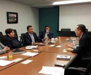 En todas las reuniones, los depuradores son acompañados por el embajador de Honduras en Washington, Marlon Tábora. Foto El Heraldo.