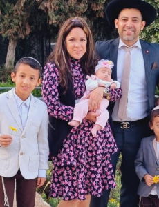 Los esposos David y Tehilah Herrera junto a sus hijos Mijael , Tirtzah, Iaacov y Hodaya radican en Jerusalén, Israel desde hace ocho años. Tres de los cuatro niños nacieron allá.