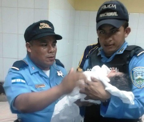 Mujer da a luz en la vía pública y es auxiliada por la Policía&nbsp;&nbsp;