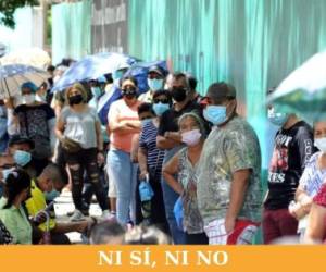 Enormes filas se forman a diario en los puntos de vacunación contra el covid-19 en la capital de Honduras. Foto: Marvin Salgado / EL HERALDO.