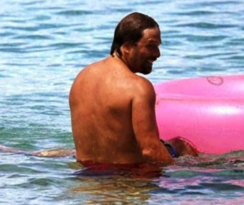 Sorprenden a Pamela Anderson teniendo sexo oral en el mar