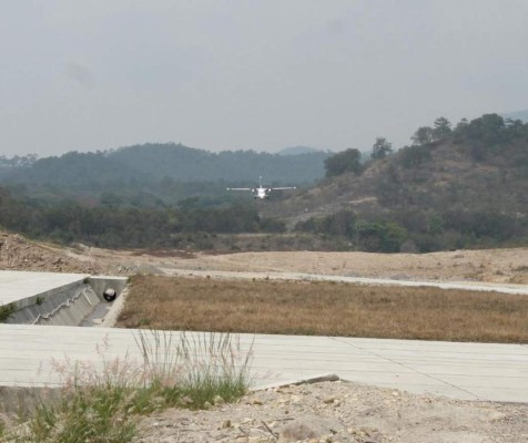 Aterriza primer vuelo comercial en aeródromo de Gracias, Lempira