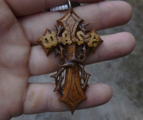 Artesanos de la madera con corazón de metal