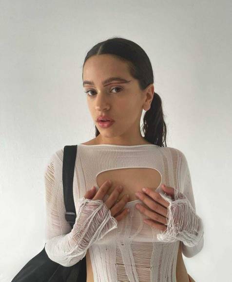 Ama las motos, el flamenco y la moda: datos que no conocías sobre Rosalía