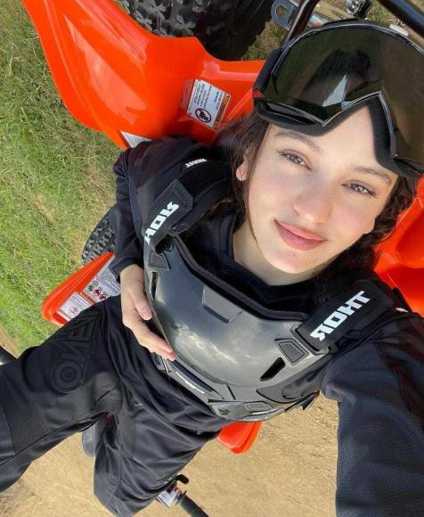 Ama las motos, el flamenco y la moda: datos que no conocías sobre Rosalía