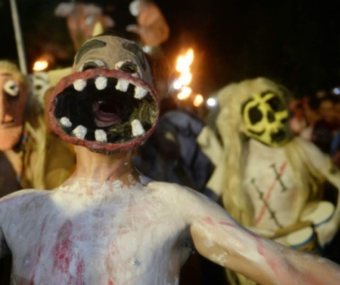 Salvadoreños rinden culto a la muerte con la Calabiuza