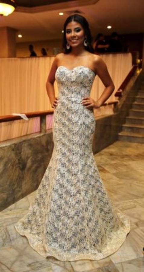 Encajes y pedrería iluminaron las prom