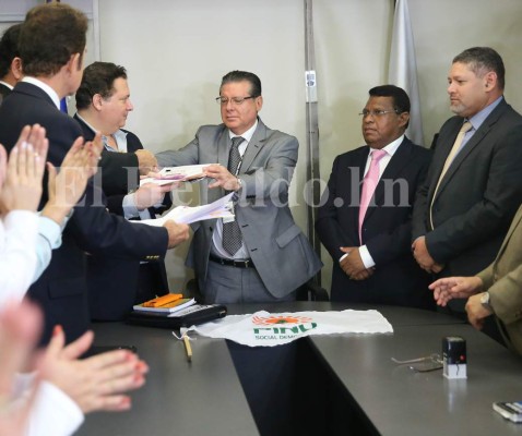 Así fue la llegada de Nasralla al TSE para solicitar inscripción de fórmula presidencial