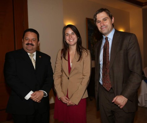 Rinden homenaje a la diplomática Lisa Kubiske