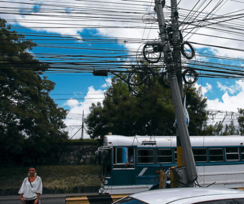 ENEE deja sin valor plazo para retirar maraña de cables