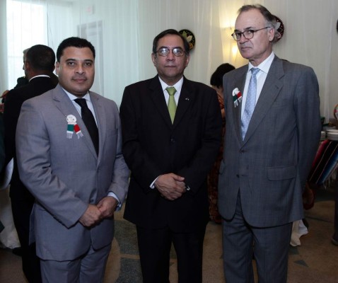 Brindan por aniversario patriótico de México