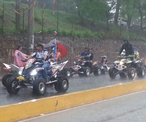 Pese a lluvia, Tegucigalpa celebró su 437 aniversario con el gran carnaval
