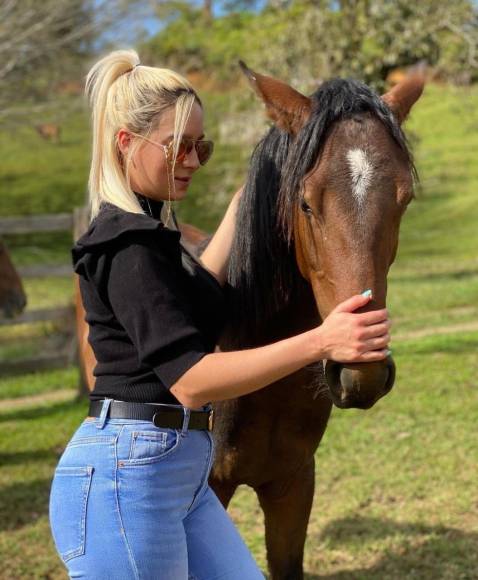 Empresaria, modelo y estilista: la guapa y exitosa hermana menor de Karol G