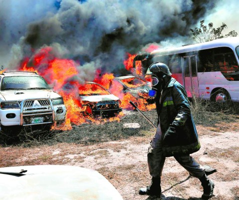 Evidencias fueron reducidas a cenizas en voraz incendio en predios de la DPI