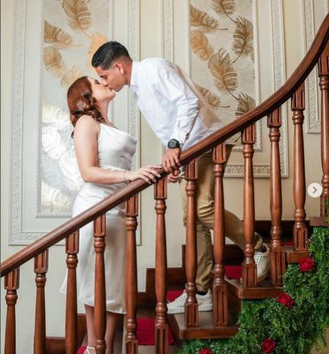 Carlos Pineda revela que jugador le quiso enamorar a su esposa