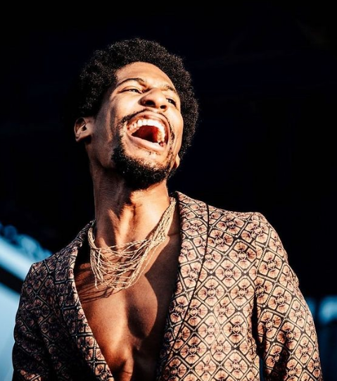 ¿Quién es Jon Batiste, el jazzista que se consagró en los Grammy?