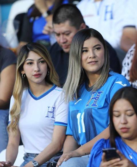 El Nacional se llenó de muchas bellas chicas por el Honduras-Cuba