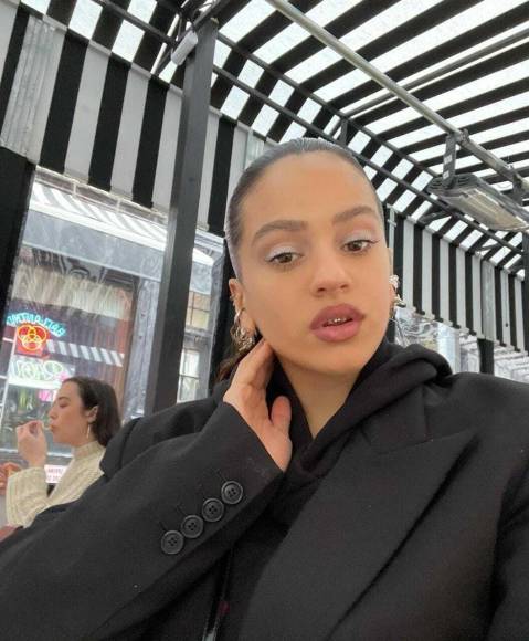 Ama las motos, el flamenco y la moda: datos que no conocías sobre Rosalía