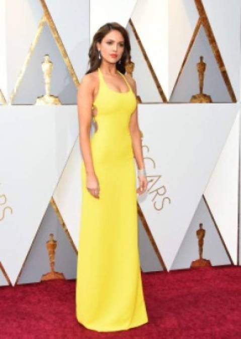 Eiza González usó un elegante y entallado vestido amarillo en la alfombra roja de Premios Oscar 2018