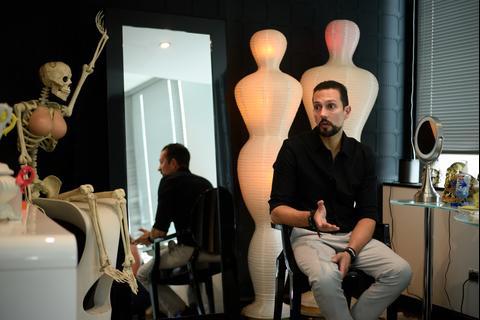 ¿Kevin Malouf estaba autorizado para realizar cirugías en su clínica estética?